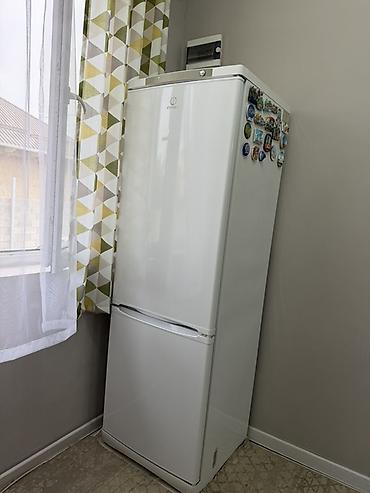 indesit: Холодильник Indesit, двухкамерный, белый. Подходит для семейного — 1