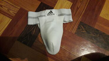 İdman formaları: Ağ rəngli, elastik bel hissəli Adidas idman qoruyucusu. İdman və digər