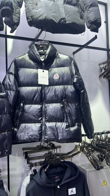 Пуховики и зимние куртки: Пуховик Moncler, мужской, черный глянцевый - Классический короткий