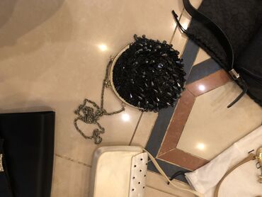 Çantalar: Chantalar,yaxshi veziyyetde. Qara roccobarocco olanlar-heresi 40 m,bej — 10