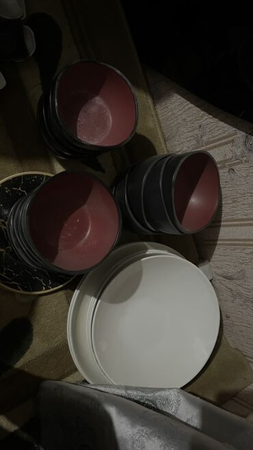 Посуда: Предлагается набор различной посуды, включающий круглые и квадратные — 28