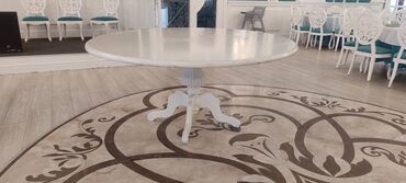 işlenmiş masa: Qonaq masası, İşlənmiş, Yumru masa