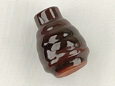 Miniaturowy pojemnik ceramiczny w kształcie plastra miodu, idealny do
