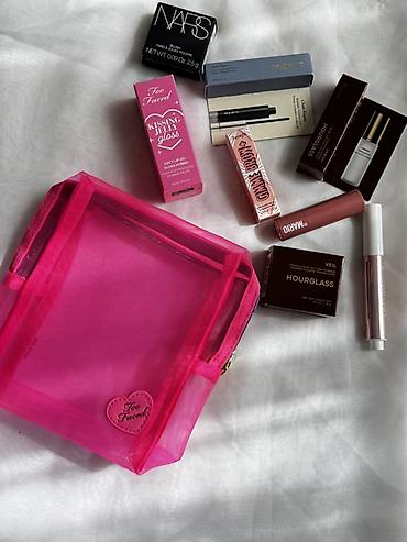 Brend kosmetika seti + çanta Məzmun: - Too Faced “Kissing Jelly