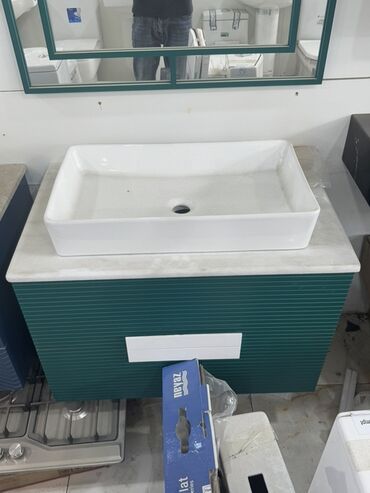 tülpanlar: Dördbucaq formalı ağ rəngli keramika lavabo, yaşıl rəngli təməl