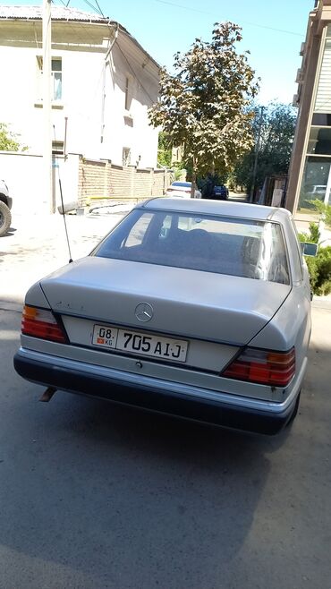 мерс сэшка: Седан Mercedes-Benz E-Class W124 в светло-серебристом цвете