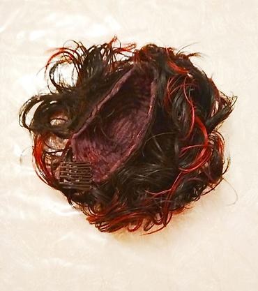 Другое: 1. парик - пряди черного и малинового цвета, челка, косой пробор — 15