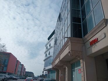Ofislər: İcarəyə verilən ofis sahəsi. Babek pr 31, ağ şəhər ctiy park ilə — 2