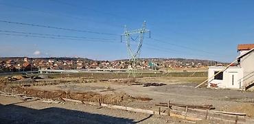 Magacini i radionice: Izdaje se ograđen plac površine 60 ari sa halom od 600 m2, na izuzetno — 4