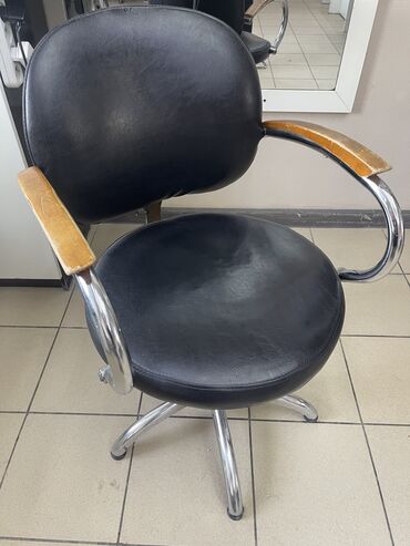 Салонные кресла: Продаю парикмахерские кресла 4 штв хорошем состоянии б/у