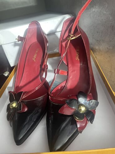 Туфли: Размер: первые 5 фото 35-36 
6-10 фото 36 
11 фото 37 — 6