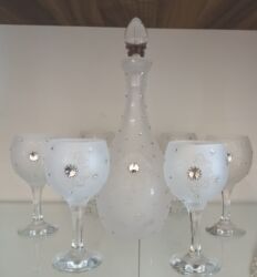 Mətbəx aksesuarları: Qablar istifadə olunmayıb sadəcə servantda qalıb. Razılaşma yolu ilə