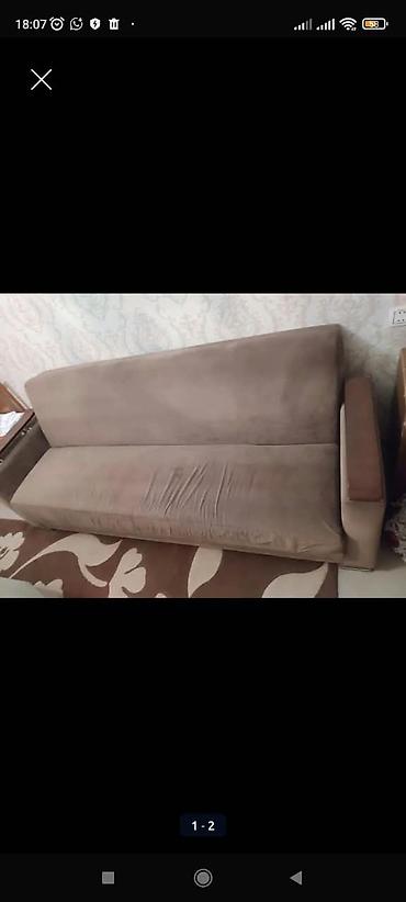 Qəhvəyi rəngdə, sadə dizayna malik divan. - Geniş oturacaq və hündür