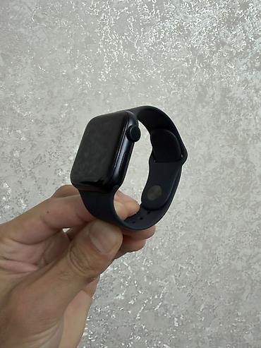 Apple Watch: Apple Watch SE 3— умные часы в темном синим цвете с темно‑синим — 3