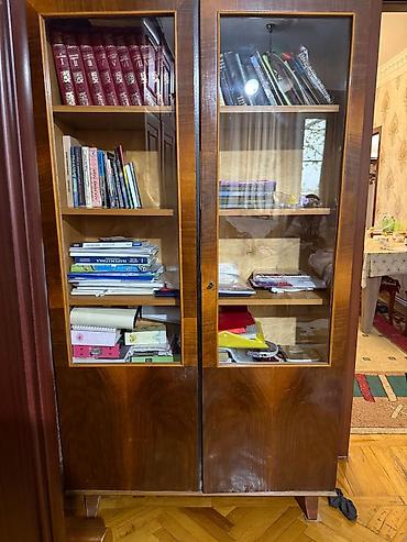 dolab ofis: İki qapılı şüşə vitrinli kitab şkafı. Təmiz taxta materialdan . - — 2