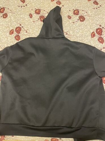 Свитера: Qara rəngli kapüşonlu zipli hudi - Dizayn: Klassik qara rəng, ön