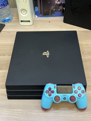Вилки: Sony PlayStation 4 Pro (PS4 Pro) oyun konsolu - Rəng: Mat qara, üst