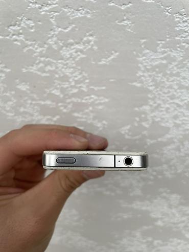 Мобильные телефоны: IPhone 4, белый, 3.5" Retina, корпус из стекла и стали. На экране — 5