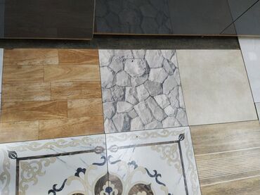 daslar: Müxtəlif dizayn və rənglərdə döşəmə plitələri. Taxta, daş və naxışlı