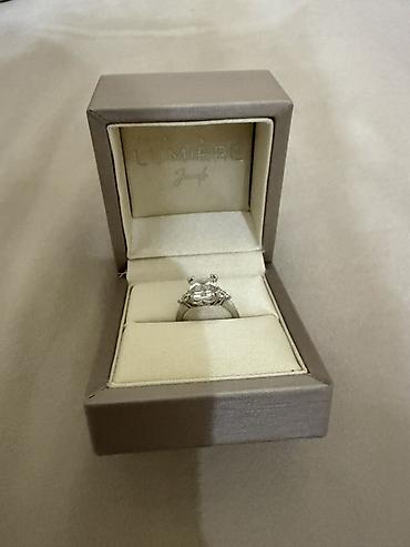 Кольцо куплено в Maison de Lumière Jewels с муассанитом 4 карат. -