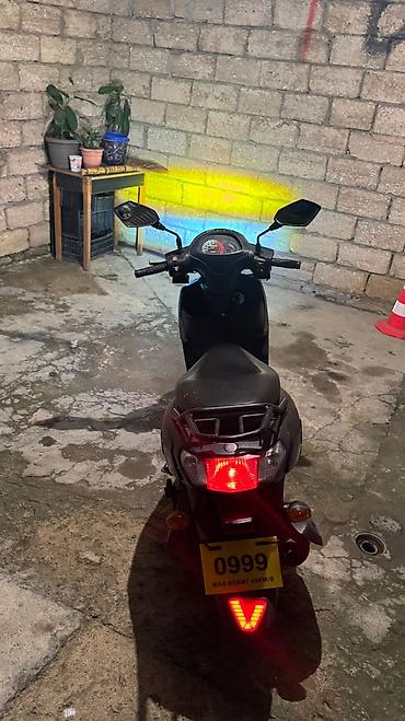 mapet satisi: Şəhərdaxili rahat hərəkət üçün kompakt moped satılır alıcıya üzbəüz — 2
