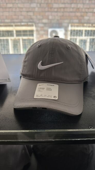 Шапки: Серая бейсболка Nike с вышитым логотипом. Универсальный размер