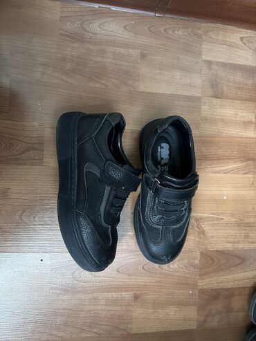 черная обувь: Обувь на мальчика 
Кожа 💯 
Размер 31 
Производитель Турция