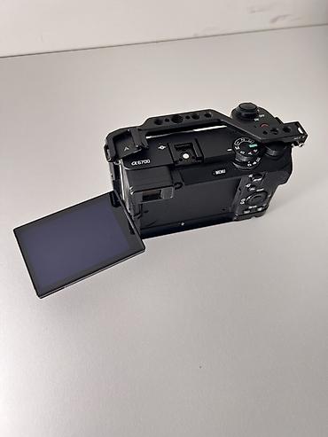 Фото и видеокамеры: Беззеркальная камера Sony α6700 (E-mount) с защитной клеткой SmallRig — 5