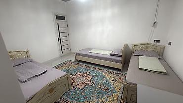 Комната с тремя односпальными кроватями - Просторная светлая комната at lalafo.kg Комната с тремя односпальными кроватями - Просторная светлая комната