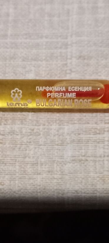 Ətriyyat: Qizil gül yaği ətiri. - ağacdan hazırlanmış minarə formalı qabda. - — 10