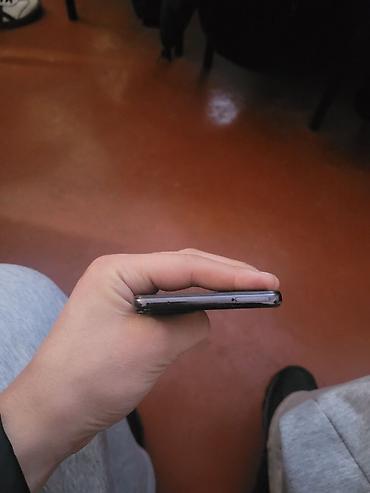 Другие мобильные телефоны: Смартфон с безрамочным дисплеем и фронтальной камерой в круглой выемке — 3