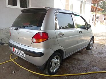 машина на обмен с доплатой: Хэтчбек Daewoo Matiz серебристого цвета с пятью дверями, компактный и