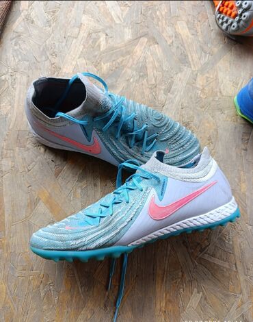 бутсы футбольные найк: Футбольные бутсы Nike для игры на твердых покрытиях, выполненные в
