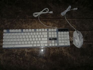 Колонки для ПК и ноутбуков: USB qoşulmalı klaviatura və siçandan ibarət bu dəst ağ rəngdədir və