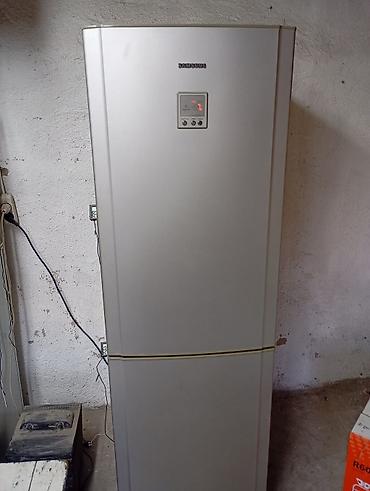 freezer: Холодильник Hisense с нижней морозильной камерой, яркая красная — 3
