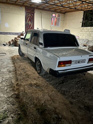 VAZ (LADA): Lada 2107 sedan – ağ rəngli, klassik kuzov. Üstündə dam “TAXI” işarəsi — 8