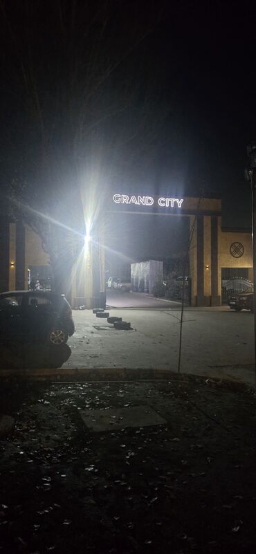 распечатка по 1 сому бишкек: Неоновая вывеска с надписью "GRAND CITY" оформлена в виде арки