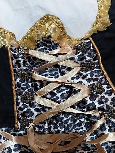 Haljine: Haljina s leopard printom i korset vezivanjem - Model: midi haljina — 2