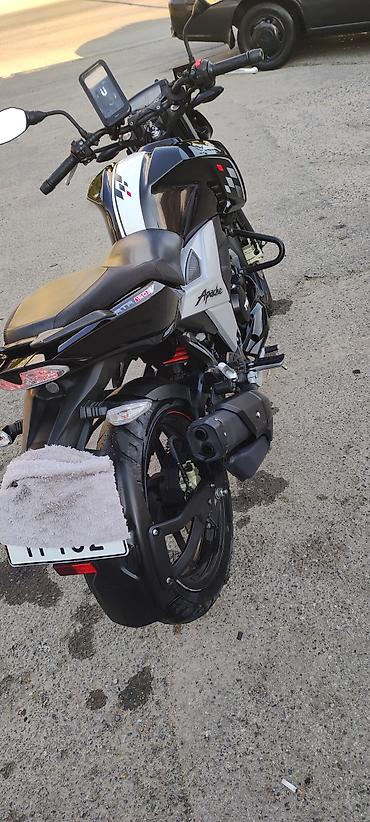 sulu: TVS Apache RTR 160 4V motosiklet - Rəng: qara-ağ, idmançı qrafika ilə — 1