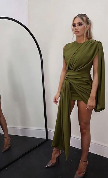 Haljine: ✅✅Asimetrična mini haljina s dramatičnim drapiranim šalom ✅2600 din ✅S — 5