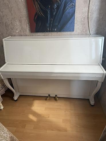 instrumenti: Akkord upright pianino – klassik akustik model, ağ rəngdə parlaq — 3