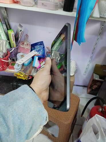 Другие планшеты: Planşet – 7-8 düym ekranlı model - Ekran: təxminən 7–8 düym, şüşə ön