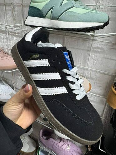 Patike: Adidas Samba patike

Novo
Brojevi 36 do 41

fb Moja Kupovina 1 — 5