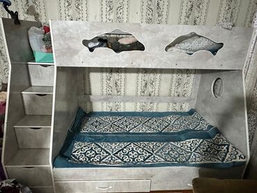 металлическая двухъярусная кровать: Двухъярусная детская кровать из светлого дерева, оснащенная удобной
