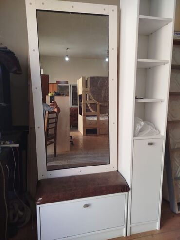 mini şkaf: Dehliz dolabi satilir 70azn.Hec bir problemi yoxdu.Unvan Razin.Edile