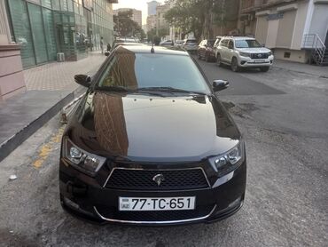 işlənmiş oturacaqlar: Qara rəngli sedan avtomobil, geniş baqaj hissəsi və dörd qapısı ilə