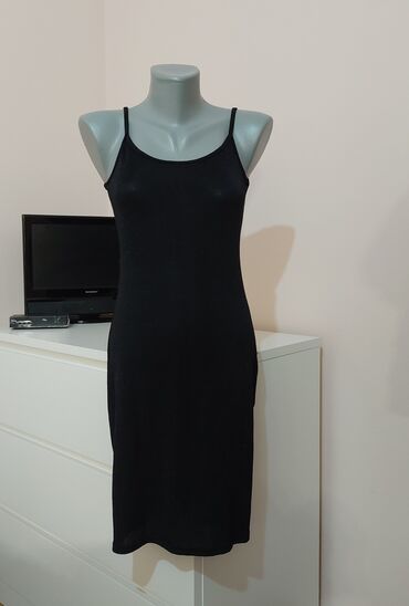 afrodita haljine na sniženju: Reserved crna haljina Velicina je M Super stanje Duzina: 81cm Grudi