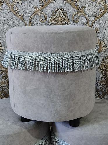 Пуфики: Элегантная банкетка прямоугольной формы, обтянутая мягкой тканью — 27