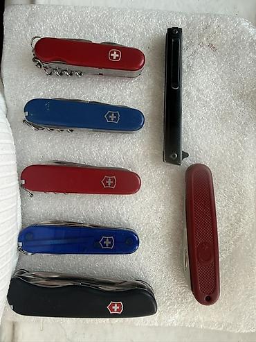 ножны: Набор многофункциональных складных ножей, включающий модели Victorinox — 1