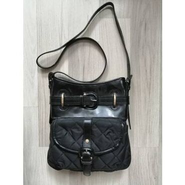 Personal Items: Μαύρη τσάντα ώμου Burberry. Πολυεστέρας με δερμάτινα στοιχεία. Χωρίς